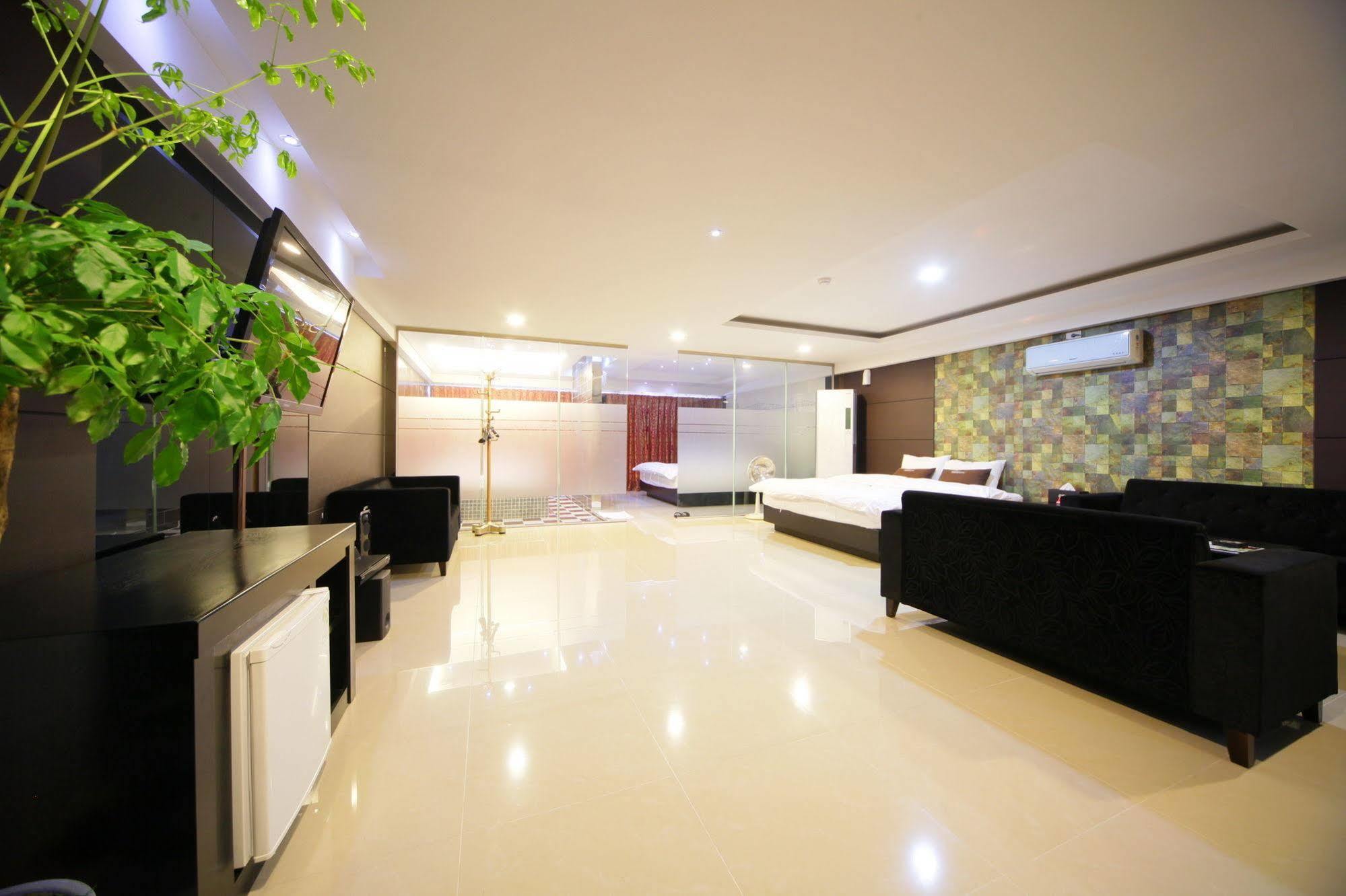 Iris Motel Busan Buitenkant foto